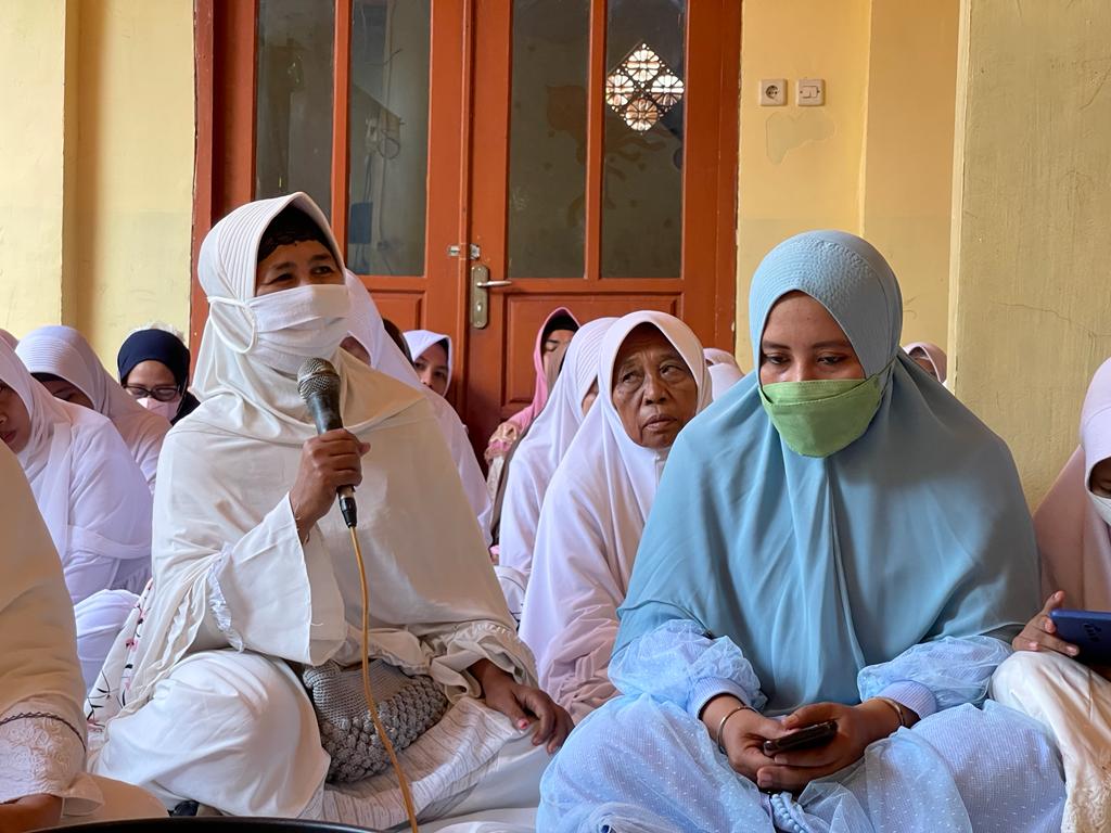 Ibu-ibu Jama'ah Ummul Mukminin saat menyampaikan aspirasi