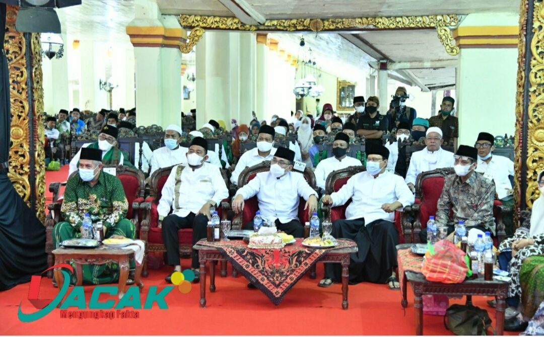 Bupati Sumenep saat menemani Ketua Umun PBNU KH. Yahya Cholil Staquf, Sekjen PBNU Saifullah Yusuf, Ketua PWNU Jawa Timur KH. Marzuqi Mustamar, serta sejumlah tokoh lainnya seperti RKH. KHR. Ahmad Azaim Ibrohimy dan KH. D Zawawi Imron.