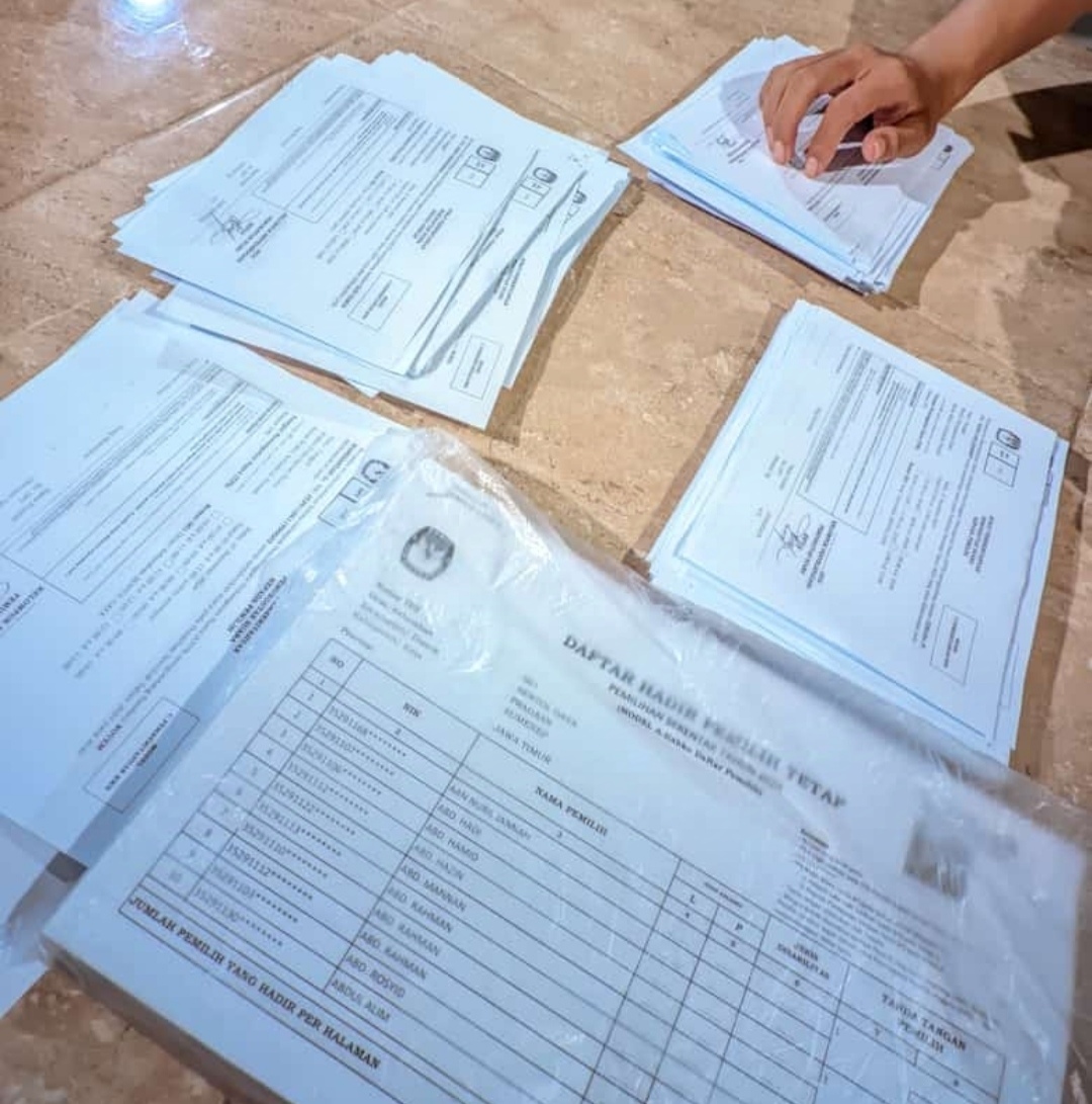 Tumpukan surat yang belum didistribusikan oleh KPPS