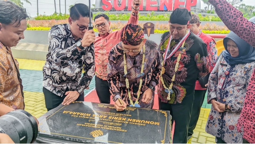 Penandatanganan Prasasti oleh Manteri Kebudayaan Fadli Zon