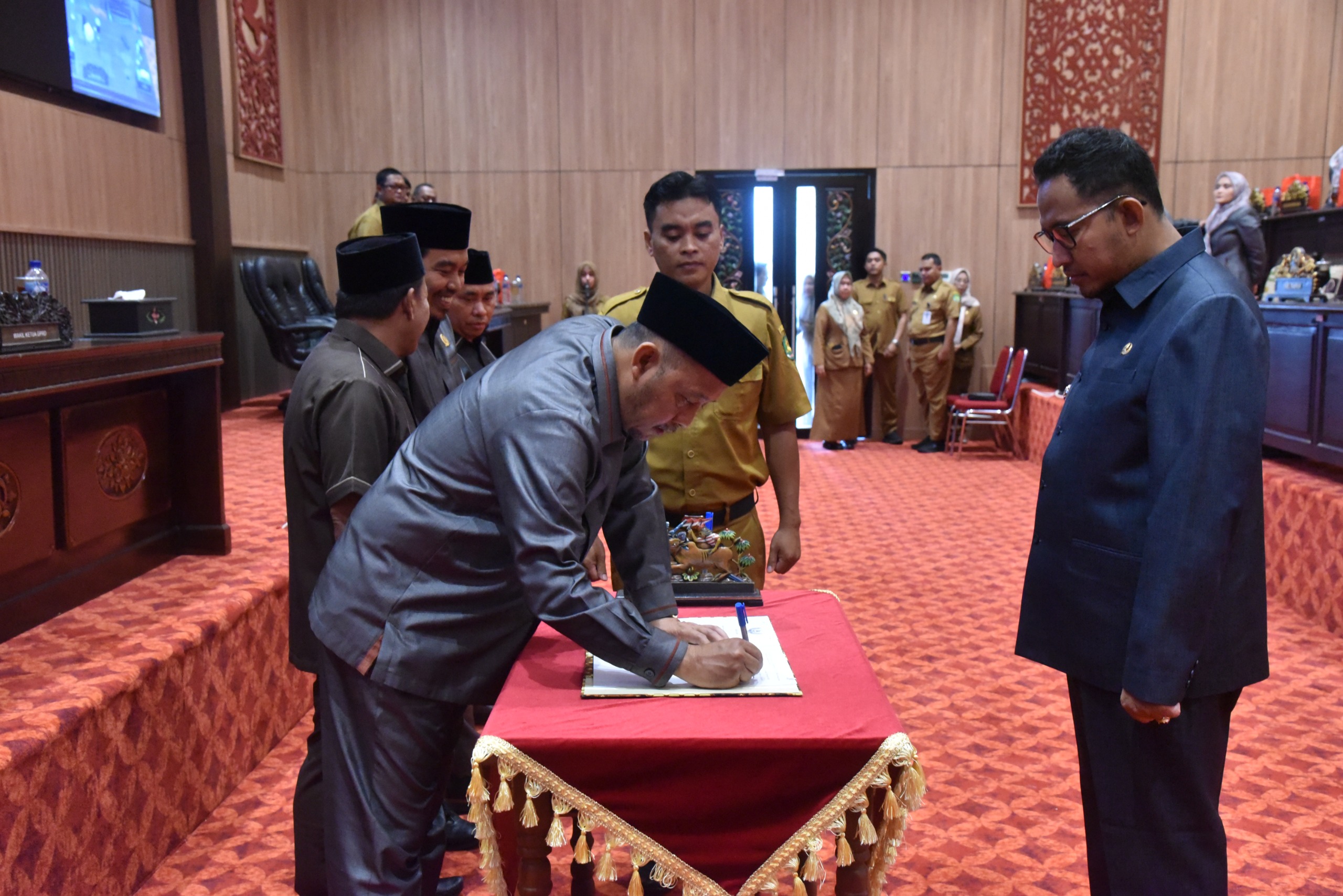 Ketua DPRD Sumenep, Zainal Arifin saat penandatanganan hasil rapat paripurna